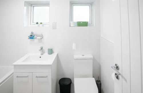 Dunstable 3-Bed House Sleeps 6 Driveway Parking Near Town Centre & Transport Links Close to Whipsnade Zoo Ideal for Families & Contractors - Photo 9