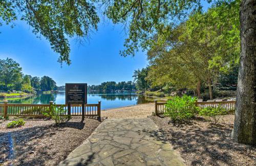 Resort-Style Condo with Balcony on Lake Keowee - Foto 27