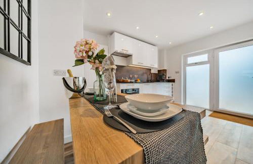 Romantic getaway UK with Private Sauna, King Bed, WiFi 517mbps & EV Charger - Photo 8