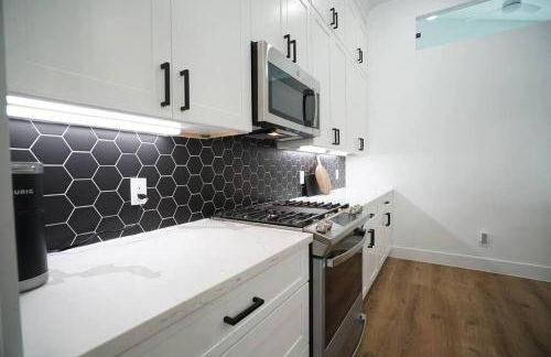 Pet Friendly Stylish 4 Bedroom home Close to All - Foto 18