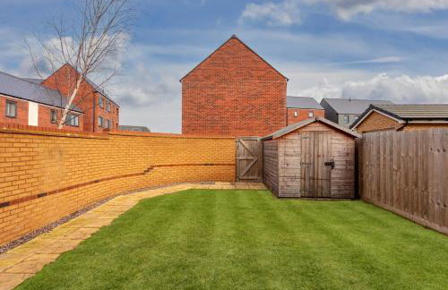 Detached House in Brooklands - Prime Location - Driveway Parking, Self-Check-In, Fast WiFi and Smart TV by Yoko Property - Foto 31