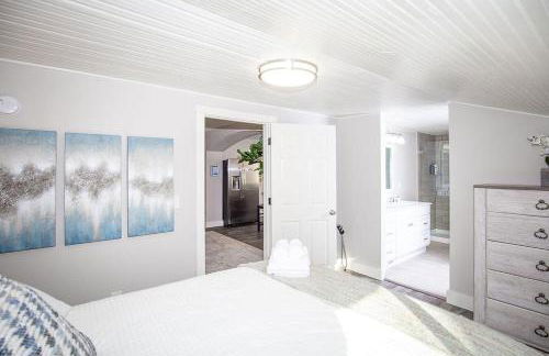 Couples Getaway | Walk to Unc | Free Cruiser Bikes - Foto 22