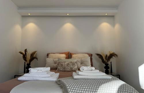 Marbella Bliss - Luxury 4-Bedroom VILLA with Garden, Private POOL & Jacuzzi, Marbesa near- 5 min to the Cabopino Beach - Photo 79