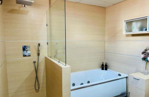 Lux Villa with Year-Round Heated Pool & Game Room - Foto 50