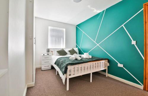 3-Bed Contractor Ready Stay Near City & M4 Access with Parking & Wi-Fi - Foto 16