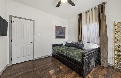 5th St Getaway w Sauna Hot tub Firepit & Game Room - Foto 13