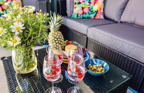 Bright Modern Beachside Apartment with Pool & Seaview - Foto 21