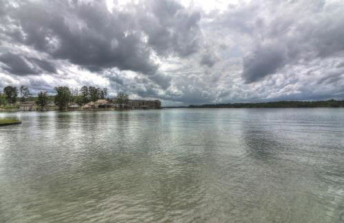 Lakefront Stillwaters Villa with Deck and Private Dock - Foto 38