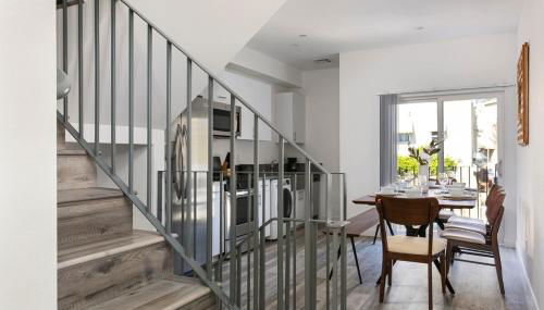 Enjoy Stylish 4BR Townhouse Sleeps 8 with Wi-Fi - Foto 5