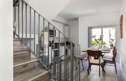 Enjoy Stylish 4BR Townhouse Sleeps 8 with Wi-Fi - Foto 5