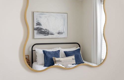 Capitol House - 3 Bed 1 Full and 1 Half Bath, Pet Friendly with Hot Tub walk to Lucas Oil Stadium - Foto 46