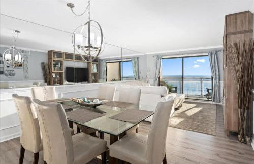 Oceanfront 2 Bedroom Modern Beach Condo w Pool - Foto 13