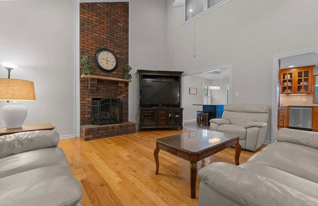 Sleeps 22, Lakefront w/ Private Dock & Pool, 2 Houses Lake Living by Avantstay - Foto 43