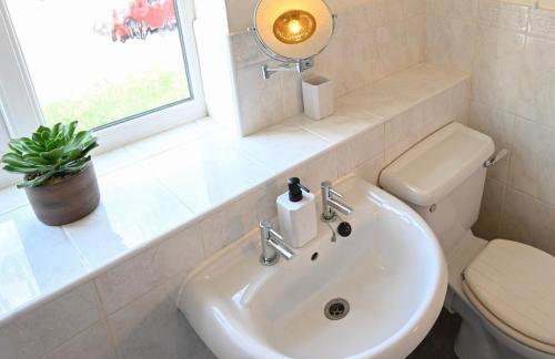 Bright 3BR House Ideal for Families & Groups - Foto 22