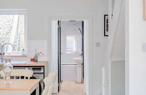 Cosy Cottage in Crewkerne Free on Street Parking - Photo 13