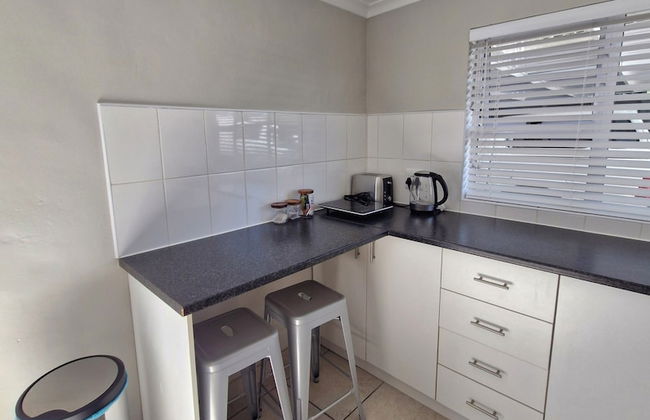 Ivy Place Studio Apartment - Photo 11