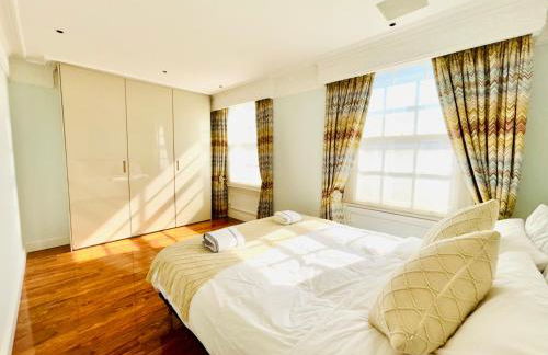 Elegant and Modern 3-Bedroom Victorian House in Westminster, London - Photo 14