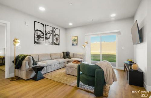 Deluxe 2BR Near Amp, Culture & Walmart wPool - Photo 1