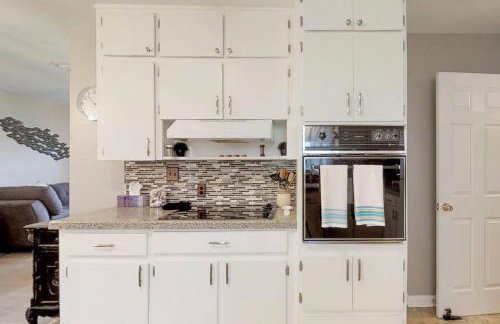 Beach house & backyard oasis with private pool - short walk to beach - Foto 8