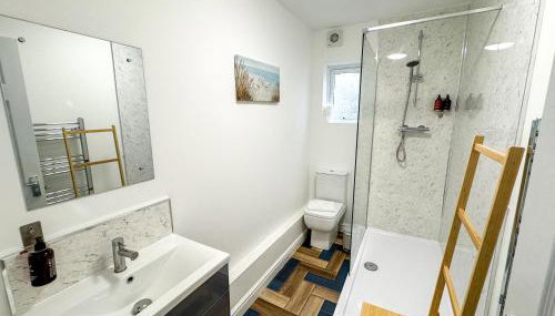 6 BR 3 Bath Spacious Tudor House & Free Parking - Foto 3, Shower