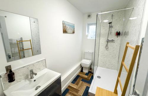 6 BR 3 Bath Spacious Tudor House & Free Parking - Foto 3