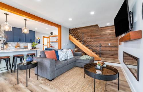 Spacious 3BR Home Sleeps 8 Private Backyard - Foto 6