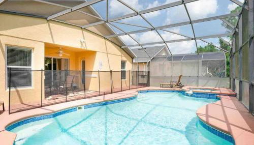 5 bedroom, 7 bed , 3 bathroom Midterm Rental Home with Pool and Game room, near Disney - Foto 4, sunbed