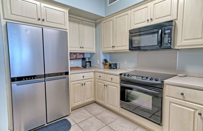 Luxurious Beachfront Condo with Beachside Pool Access and Free WiFi - Unit 1202 by RedAwning - Foto 12