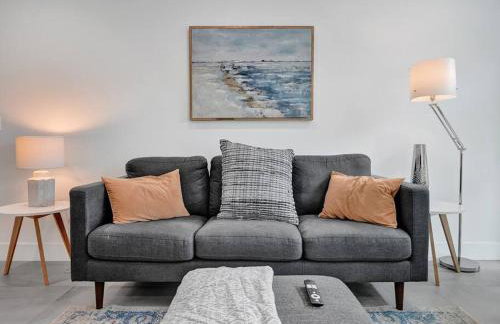 Contemporary 2BR Home with Pool & BBQ Access - Foto 19