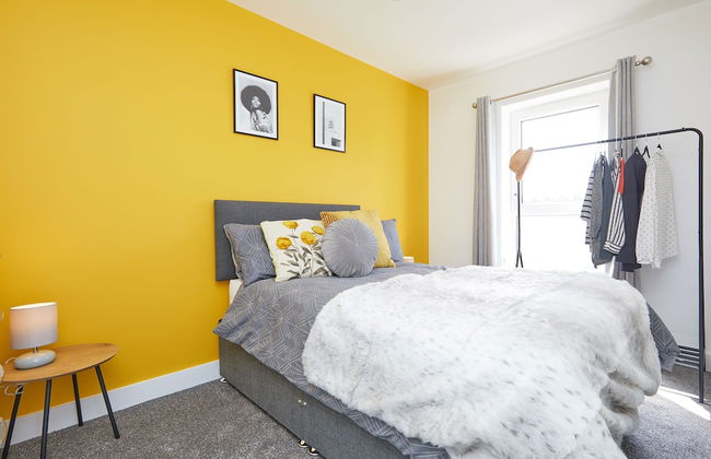 3 Bedroom Large House - Train Station - Photo 8