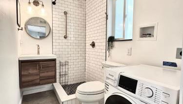 Tiny House Rental in Asheville, NC - The Bat Shack - Foto 3, Shower