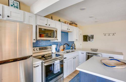 Gorgeous Onekama Condo with Pool and Lake Access! - Foto 10