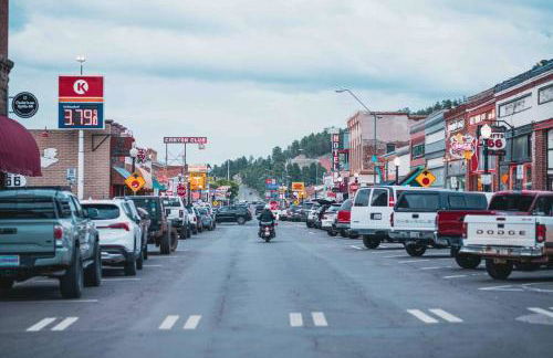 Walk to GC Train Depot and Route 66, king beds, game room, BBQ, firepit - Photo 49