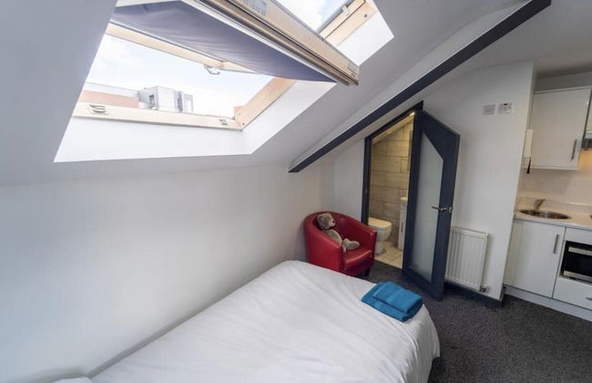 Fully Serviced Studio Available Close to the City - Photo 2