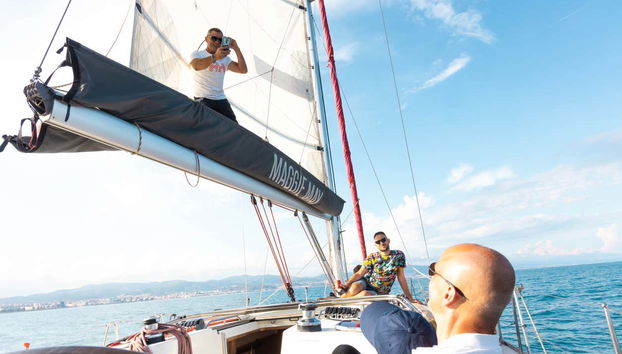 Disfrutando del paseo en velero