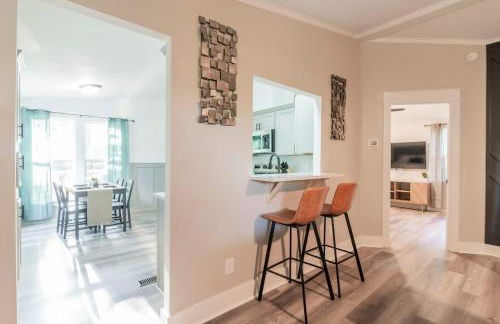 Cozy 3BR Country Retreat with Porch Games & Modern Comforts - Foto 3