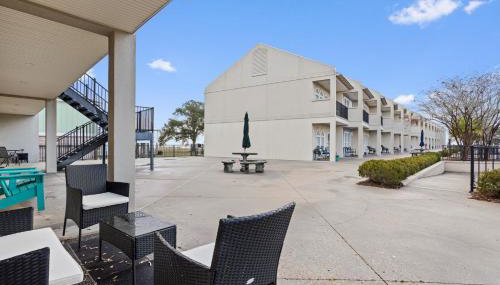 Steps from the Sand and Town Green - 2BR Coastal Retreat - Foto 3