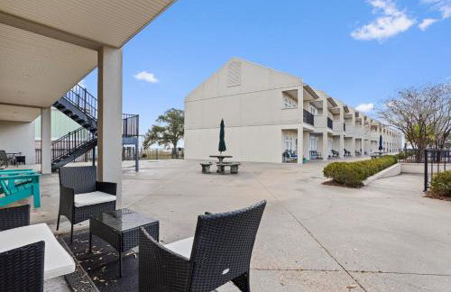 Steps from the Sand and Town Green - 2BR Coastal Retreat - Foto 3