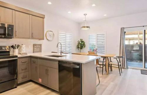Spacious 5BR Resort Waterpark Access Sleeps 16 - Foto 13