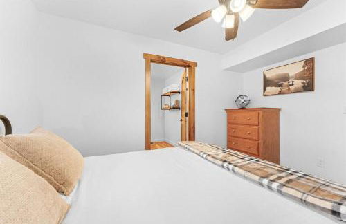 Remodeled Lakefront Cabin, shuffleboard, Starlink - Foto 10