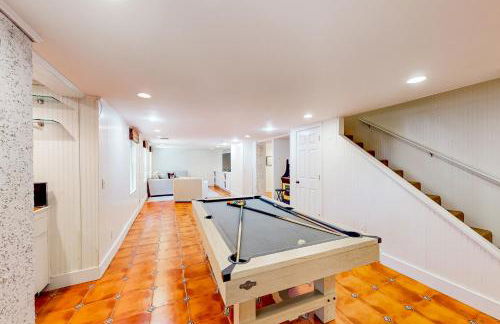 Classic coastal home with game room & private hot tub - walk to beaches - Foto 33