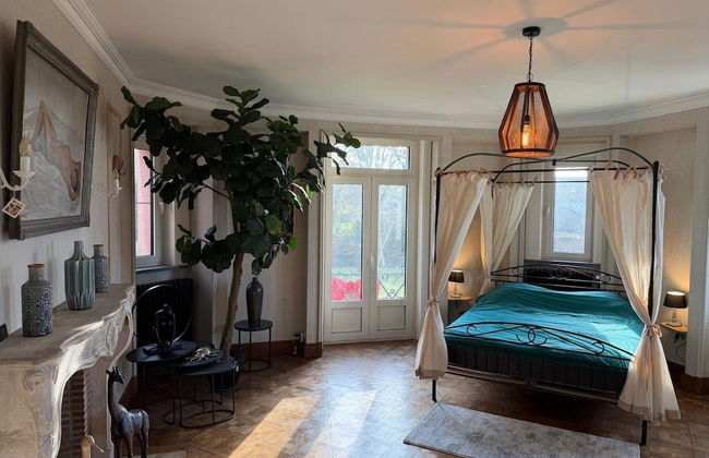 Magnificent Luxury Chateau in Vast Garden with Sauna & Hot Tubs - Photo 22