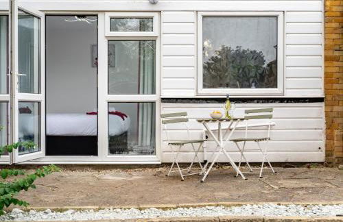 Beautiful Orpington Home w Pool Table and Driveway - Photo 14