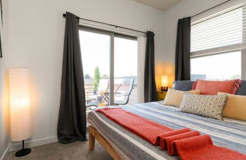 Chic 2BR • King Beds • Huge Patio • 95 Walk Score! - Foto 17