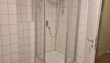 40 m2 Appartement Nürnberg Ost mit Balkon 8 Min by car to Expo Modern Stay Highspeed WLAN Quiet and Green - Foto 4, Shower