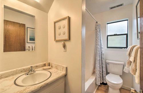 Spacious Redwood Retreat with Hidden Hot Tub - Foto 12