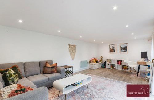 Guildford - 4 Bedroom House - Private Parking - Photo 18