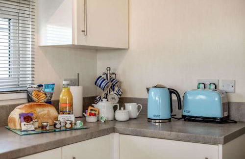 Bay View 2-Bed Lodge with Glorious Harbour View and Balcony - Photo 20