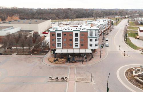 Iowa River Landing steps to Xtream Arena & Coralville Convention Center - Foto 37
