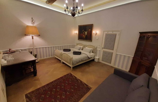 Unique Apartment In Historic Mansion - Photo 11